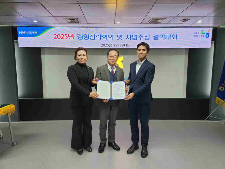 NH저축은행 대표이사 김장섭(왼쪽에서 두 번째)은 지난 3일, 서울 강남구 본사에서‘경영전략회의 및 사업추진 결의대회’를 개최했다. 김장섭 NH저축은행 대표이사와 임직원 대표 직원들이 기념촬영을 하고 있다.(농협금융지주 제공)
