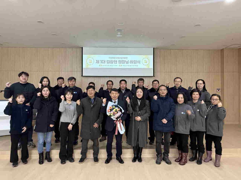 3일 충청북도교육청에서 남태헌(우측 네 번째) 한국산림복지진흥원장이 윤건영(중앙) 충청북도교육감과 안병기(좌측 네 번째) 중부지방산림청장과 업무협약식을 마치고 관계자들과 기념촬영을 하고 있다.(한국산림복지진흥원 제공)