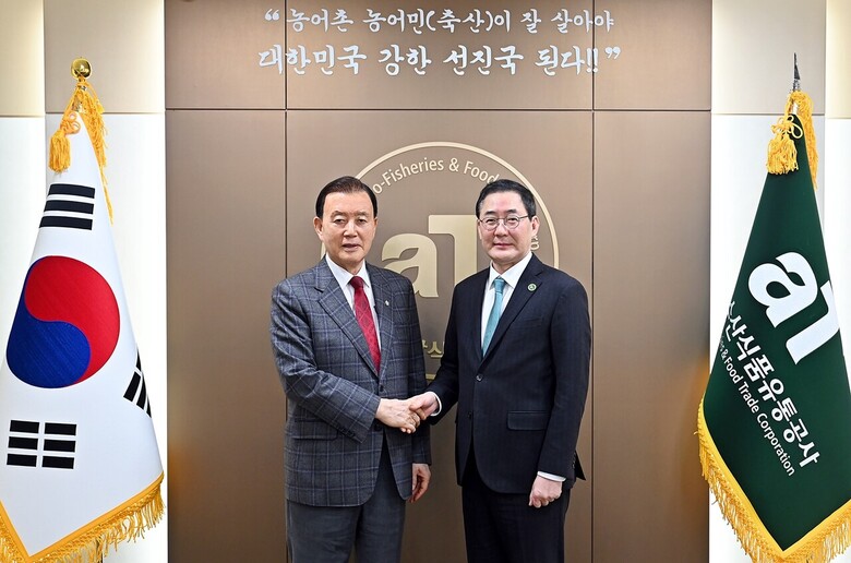 (왼쪽부터) 홍문표 aT 사장, 원종필 건국대학교 총장
