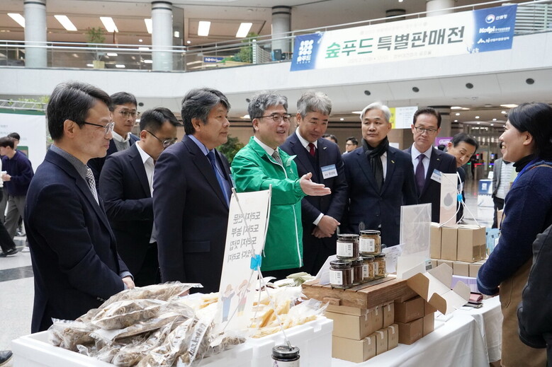  임상섭 산림청장이 11일 정부대전청사에서 산림·임업단체장들과 먹거리 임산물 소비 활성화 대책을 발표하고 있다.(산림청 제공)