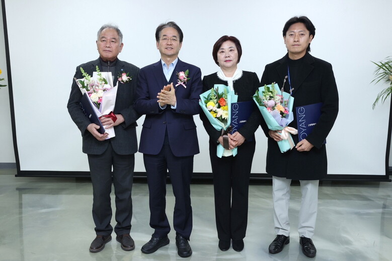 한국화훼농협 정기총회에서 지역 농업 발전 표창 수상자 기념촬영(고양시청 제공)