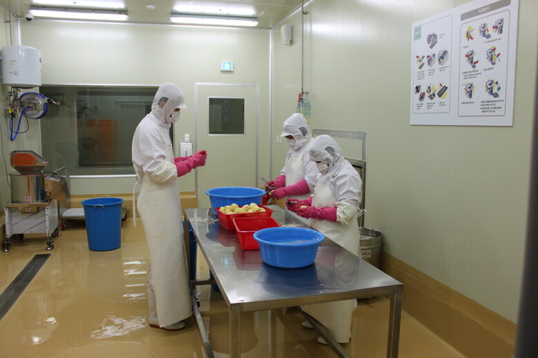 학교급식지원센터 전처리 작업장 (고양시 제공)