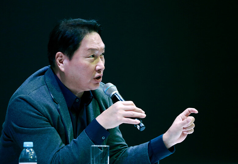미국 라스베이거스에서 열리고 있는 'CES 2025'에 참석한 최태원 SK 회장이 SK 전시 부스내 마련된 비즈니스 라운지에서 질의 응답을 진행하고 있다.(SK 제공)