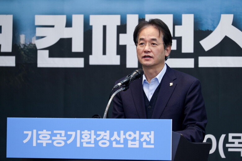 2025 탄소중립과 클린에어 기후테크 컨퍼런스에 참석해 축사 중인 이동환 고양특례시장(고양시청 제공)