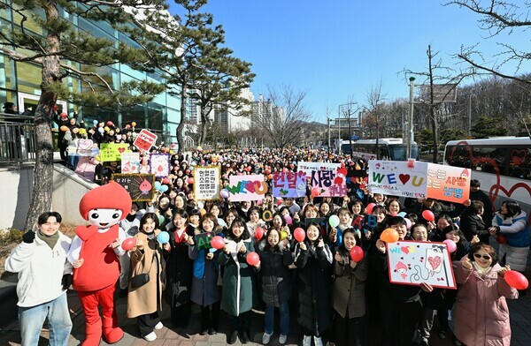 20일, 위러브유가 수원 장안구민회관에서 개최한 '제696차 전 세계 헌혈하나둘운동'에 각계각층 인사들과 회원, 지인 등 약 630명이 생명나눔에 동참했다.