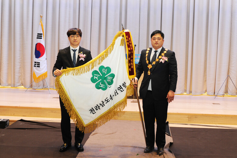 류진호 직전회장(좌측), 허승원 신임회장(전남농기원 제공)