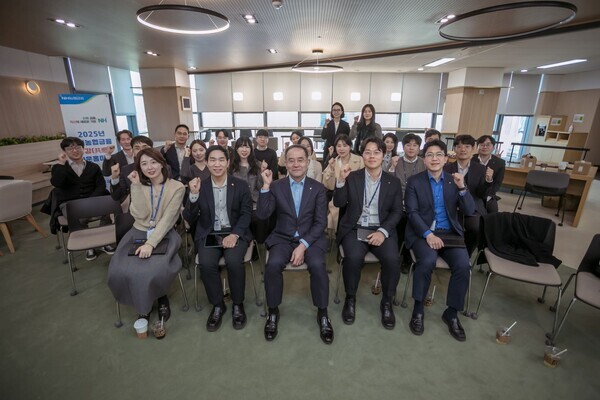 NH농협금융지주 이찬우 회장(앞줄 왼쪽에서 세 번째)은 27일, 서울 종로구 소재 농협은행 카드라운지에서 타운홀미팅 실시 후 직원들과 기념촬영을 하고 있다.