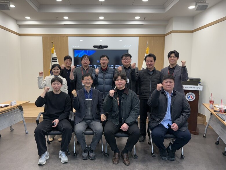 2월 27일 축산물품질평가원 서울지원 청사에 개최된 ‘2025 스마트축산 청년 서포터즈 간담회’에서 축산물품질평가원 정진형 서울지원장(1열 좌측 두 번째) 외 참가자가 스마트 축산 확산을 위한 결의를 다지고 있다.