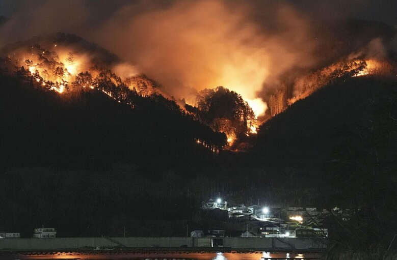 지난 3월 3일 밤, 일본 북동부 이와테현 일대에서 산불이 번지고 있다. (산림청 제공)