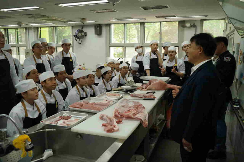 한돈자조금위원회 이원복 사무국장이 지난해 진행된 ‘2024 특성화고 대상 한돈 인재 양성 교육’에서 교육 취지와 한돈자조금에 대해 설명하는 모습이다.(한돈자조금 제공)
