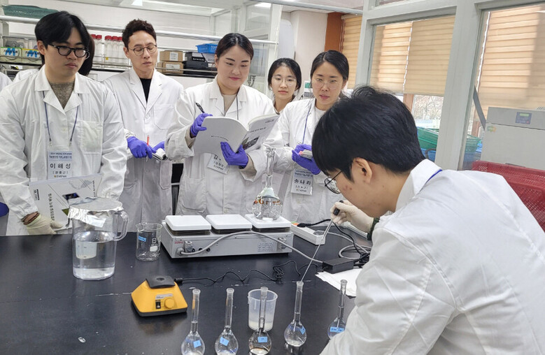 시군농업기술센터 토양검정실 실무자를 대상으로 교육을 진행하고 있다.(전남농기원 제공)