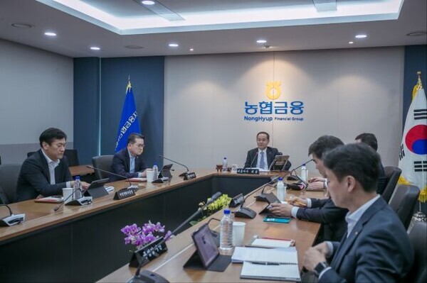 농협금융은 13일, 서울 중구 소재 본사에서 2025년 제1차 농협금융지주 내부통제협의회를 개최했다. 이찬우 회장이 내부통제협의회를 주재하고 있다.(농협금융지주 제공)