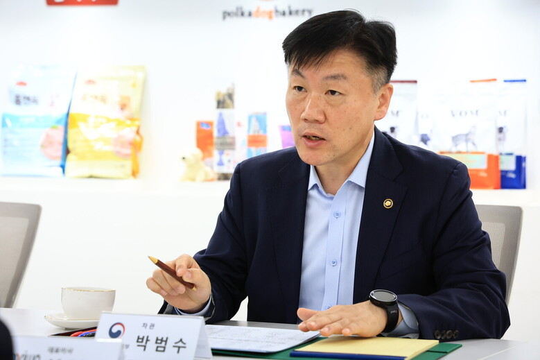 박범수 농식품부 차관이 14일 펫푸드 생산공장을 방문하여 현장 의견을 듣고 있다. (농식품부 제공)
