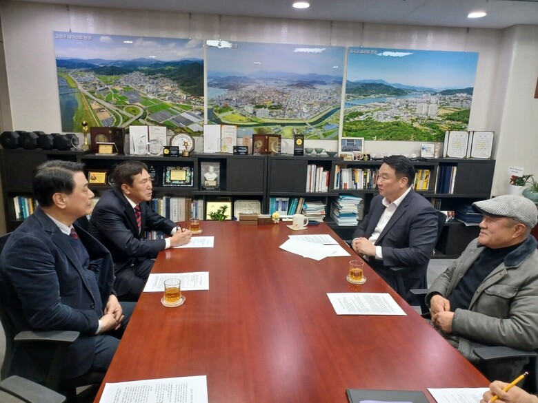 한국화훼자조금협의회는 지난 3월 17일 국회의원에서 국민의힘 정희용 국회의원과 ‘대한민국 화훼산업 발전 간담회’를 진행했다. 사진 오른쪽 위부터 시계방향으로 정희용 의원, 신일항 회장, 유석룡 조합장, 서용일 회장 모습.(한국화훼자조금협의회 제공)