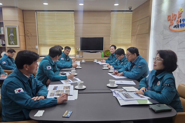 이미라 산림청 차장(오른쪽 첫번째)이 안병구 밀양시장(왼쪽 첫번째)과 소나무재선충병 특별방제구역 총력방제를 위한 대책을 논의하고 있다.(산림청 제공)