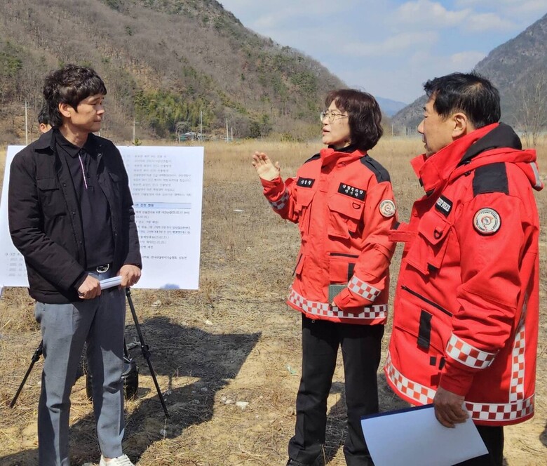 이미라 산림청 차장(오른쪽 두번째)이 나동연 양산시장(오른쪽 첫번째)과 함께 경남 양산시 원동면 일원의 반복 산불 발생 현장을 점검하고 있다.(산림청 제공)