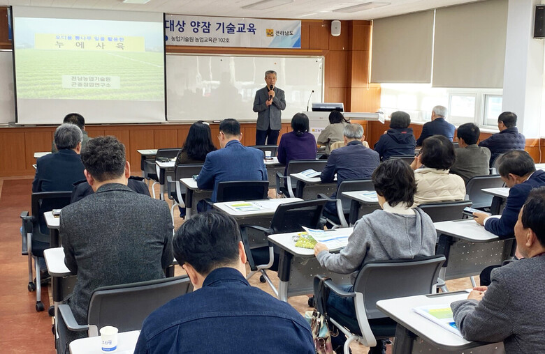 구희연 박사가 누에 사육 기술교육을 진행했다(전남농기원 제공)