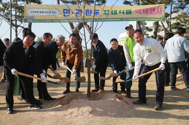 권재한 농촌진흥청장은 21일 경북 칠곡 꿀벌나라 테마공원에서 헛개나무꿀 생산을 장려하고 양봉산업의 가치를 널리 알리기 위해 정희용 국회의원, 김재욱 칠곡군수 등 참석자들과 꿀샘식물(밀원수)을 식재를 하고 있다. (농촌진흥청 제공)