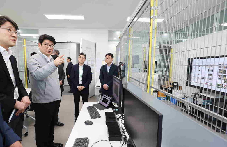현대로보틱스 글로벌알앤디(R&D)센터를 방문해 연구 현장을 둘러보고, 상생협력 방안을 논의(농진청 제공)
