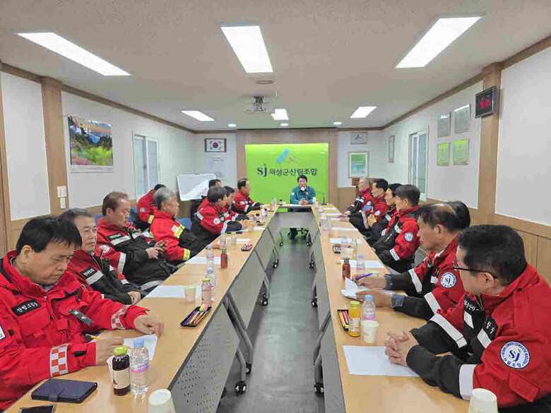 최창호 산림조합중앙회장과 경북지역 회원조합장 등이 산불 피해 최소화를 위한 업무협의를 하고 있다.(산림조합중앙회 제공)