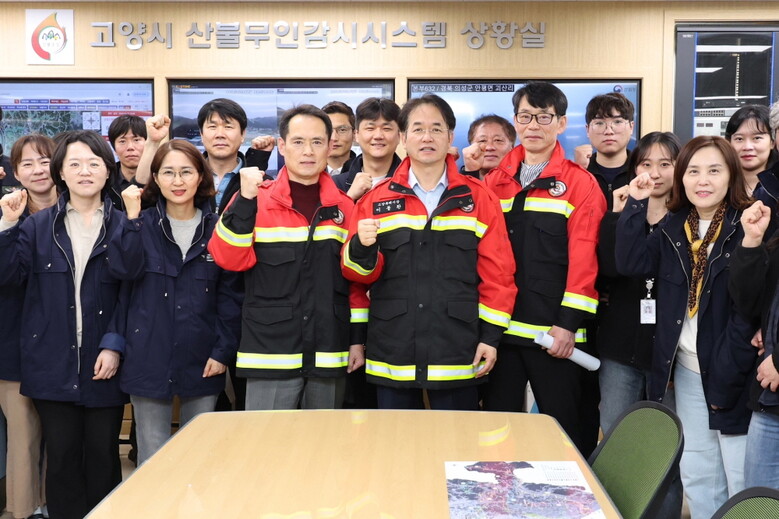 산불방지 대책본부 직원들과 기념촬영(고양시청 제공)