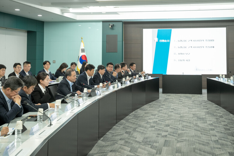 농협금융은 27일, 서울 중구 소재 본사에서 2025년 제1차 농협금융 고객전략협의회와 시너지추진협의회를 통합 개최했다. 이찬우 회장(앞줄 왼쪽에서 네 번째)이 회의를 주재하고 있다.(농협금융지주 제공)