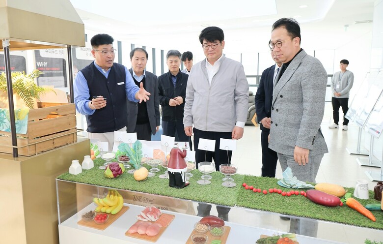 권재한 농촌진흥청장은 31일 충북 음성군에 위치한 펫푸드 생산업체를 방문해 생산시설을 살펴보고 펫푸드 산업 육성을 위한 간담회 시간을 가졌다. (농촌진흥청 제공)