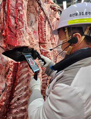 인공지능 기반 품질 평가 장비를 이용해 품질을 평가하고 있는 모습