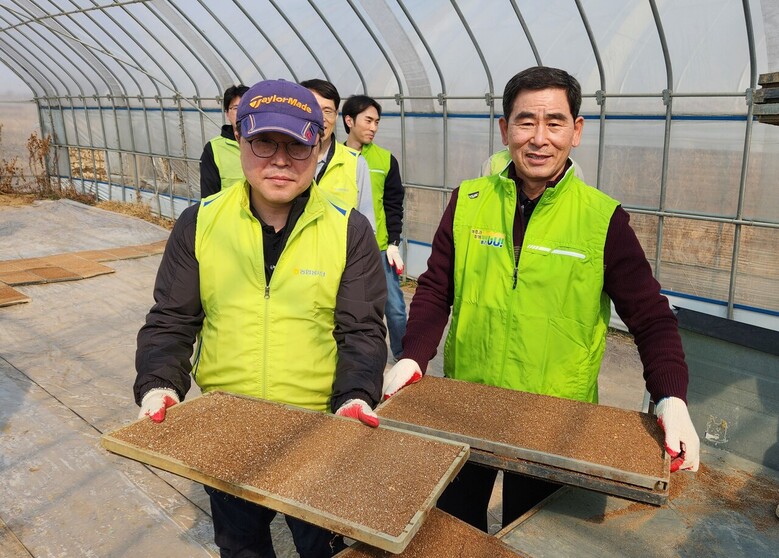 본격적인 영농철 일손돕기 나서(농협 제공)