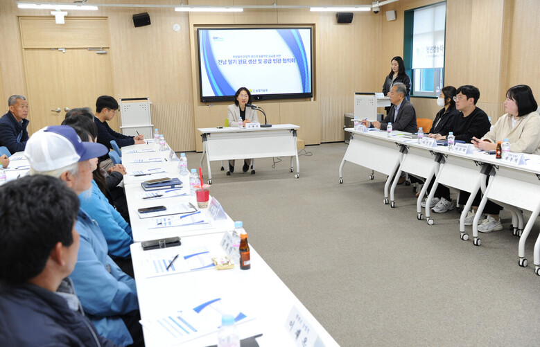 김행란 원장 주재로 딸기 우량묘 체계적 보급 운영 방안을 논의했다(전남농기원 제공)