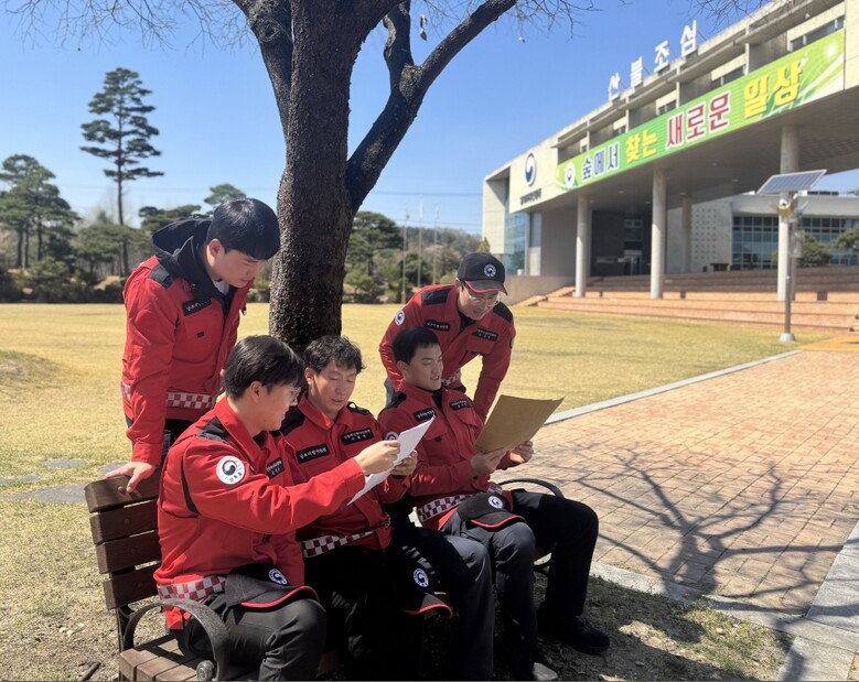 산불진화대원들이 초등생들이 보낸 손편지를 읽고 있다. (산림청 제공)