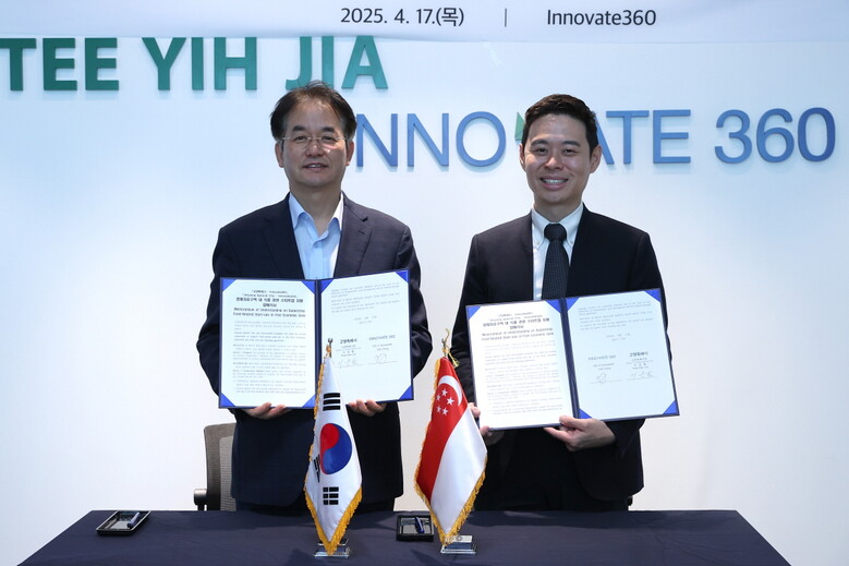 고양특례시와 Innovate 360 업무협약식(왼쪽부터 이동환 고양특례시장, 존 챙(John Cheng) 대표이사)(고양시청 제공)