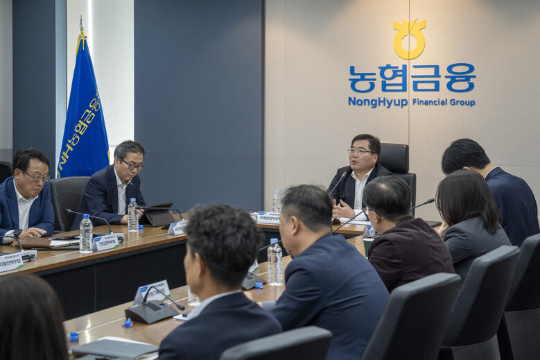 농협금융은 7일, 서울 중구 본사에서 '2025년 제1차 농협금융 글로벌전략협의회'를 개최했다. 조정래 부사장이 글로벌전략협의회를 주재하고 있다. (NH농협금융 제공)