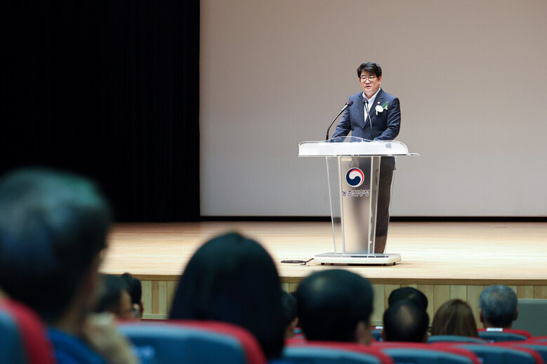 권재한 농촌진흥청장은 8일 전북 전주시 농촌진흥청 연찬관에서 열린 '한우산업 발전 방향 모색 학술토론회'에서 환영사를 하고 있다. (농촌진흥청 제공)