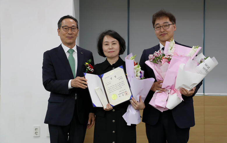 한국농어촌공사, 제32회 대원상 시상식 사진 (이병호 사장(좌), 정찬덕 차장 부부(우))