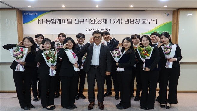 NH농협캐피탈 장종환 대표이사(앞줄 왼쪽에서 네 번 째)와 신규직원 12명이 기념촬영을 하고 있다.
