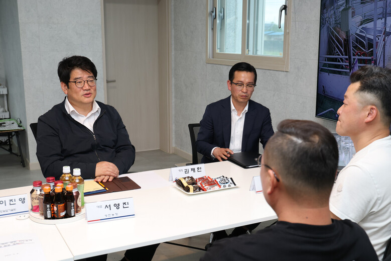 권재한 농촌진흥청장은 9일 충남 예산군에 위치한 양돈 선도 농가를 방문해 현대화 시설과 운영 상황을 살펴보고 양돈 농가의 애로사항을 청취하고 있다. (농촌진흥청 제공)