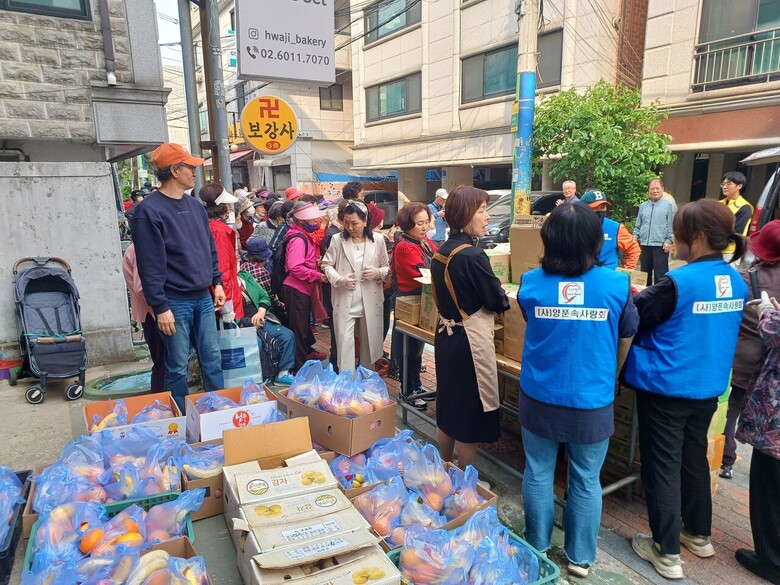 어버이날 맞아 송파구 어르신께 과일 나눔(서울시농수산식품공사 제공)