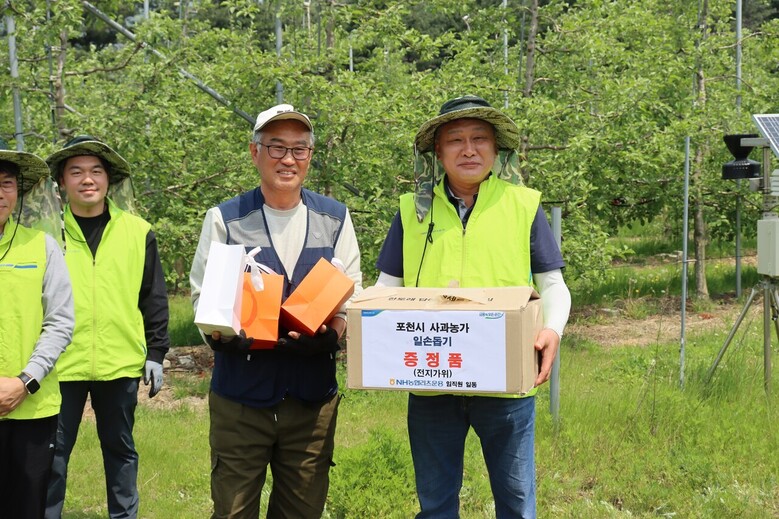 NH농협리츠운용은 13일, 경기도 포천시 위치한 사과농장을 찾아 인력난을 겪고 있는 농가에 필요한 일손을 지원하며 농촌과 뜻깊은 교류 시간을 나눴다고 밝혔다.(농협금융지주 제공)