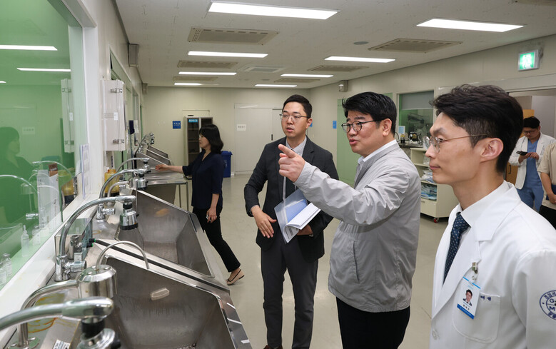 권재한 농촌진흥청장은 15일 경남 진주시 경상국립대학교 부속 동물병원을 방문해 반려동물 의료분야 연구 시설을 살펴 보고 협력방안을 논의했다. (농촌진흥청 제공)