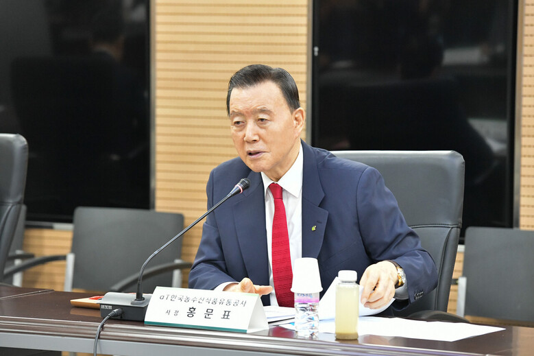 'aT 혁신자문위원회' 생산·수출분과 자문위원회의 모습 (사진은 홍문표 사장)