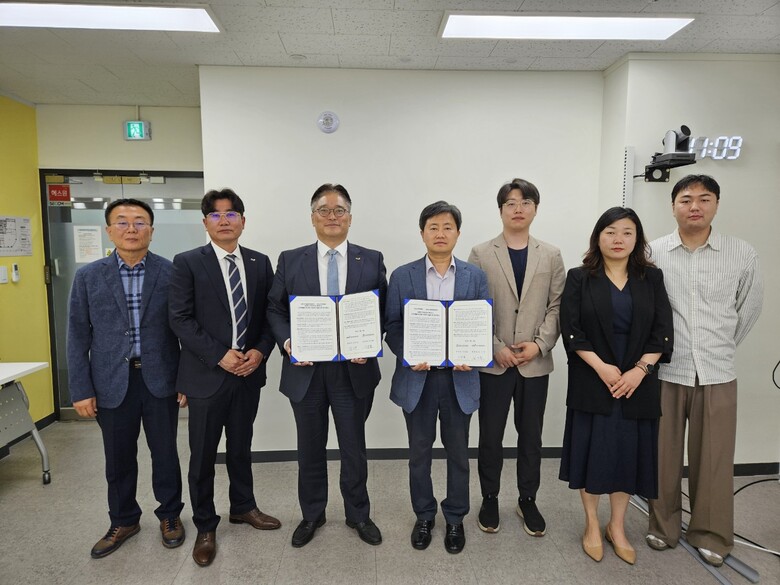 5월 14일, 농정원과 한국노인인력개발원은 ‘농업ON 지식정보서비스 활성화 및 노인역량활용 선도모델 노인일자리 창출을 위한 협력체계 구축’ 업무협약(MOU)을 체결했다. (농림수산식품교육문화정보원 제공)