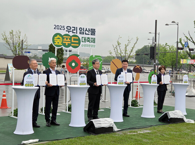 (왼쪽부터)강대재 산림조합중앙회장, 최무열 한국임업진흥원장, 임상섭 산림청장, 강승협 신세계푸드 대표이사, 정기옥 LSC푸드 회장이 업무협약 체결 후 기념촬영을 하고 있는 모습(산림조합중앙회 제공)