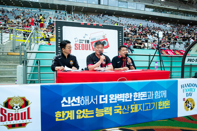 한돈자조금 손세희 위원장이 경기 시작에 앞서 한돈의 우수성을 소개하고, 관중과 선수들에게 따뜻한 인사와 응원의 메시지를 전하고 있다.