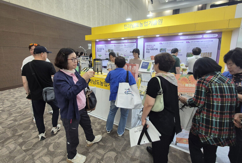 전남농기원이 개발한 연구개발(R&D) 성과물을 관람하고 있다(전남농기원 제공)