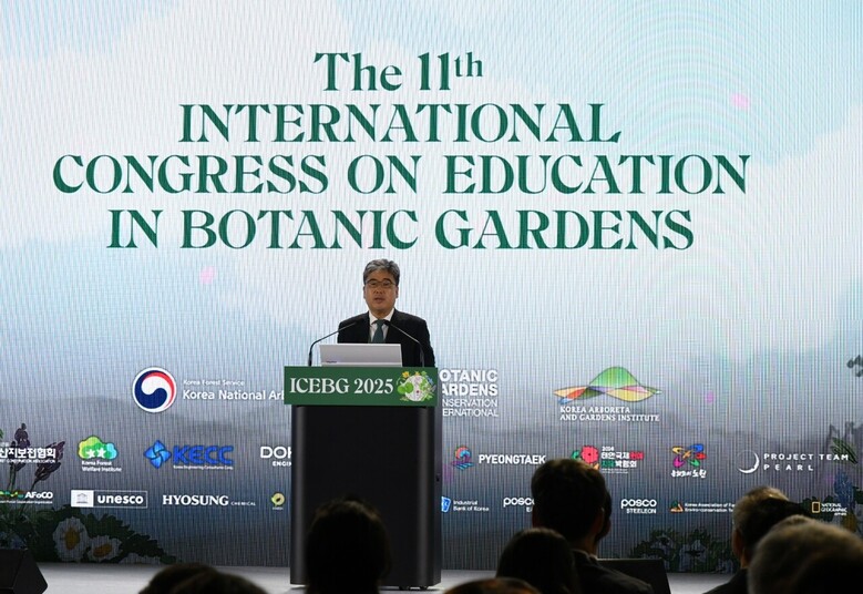 임상섭 산림청장이 9일 서울 코엑스에서 열린 제11차 세계식물원교육총회(ICEBG)에서 축사를 하고 있다. (산림청 제공 제공)