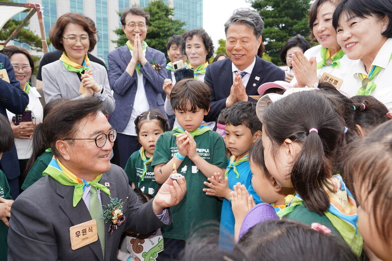 이미라 산림청 차장과 우원식 국회의장이 10일 아이들과 함께 '잣열매 태우면서 소원빌기' 체험을 하고 있다.