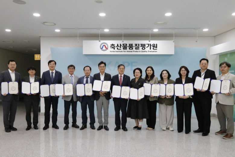 축산물품질평가원 박병홍 원장(가운데)을 포함한 임원들이 반부패 청렴 실천 서약식이 끝난 후 단체 사진을 촬영하고 있다.