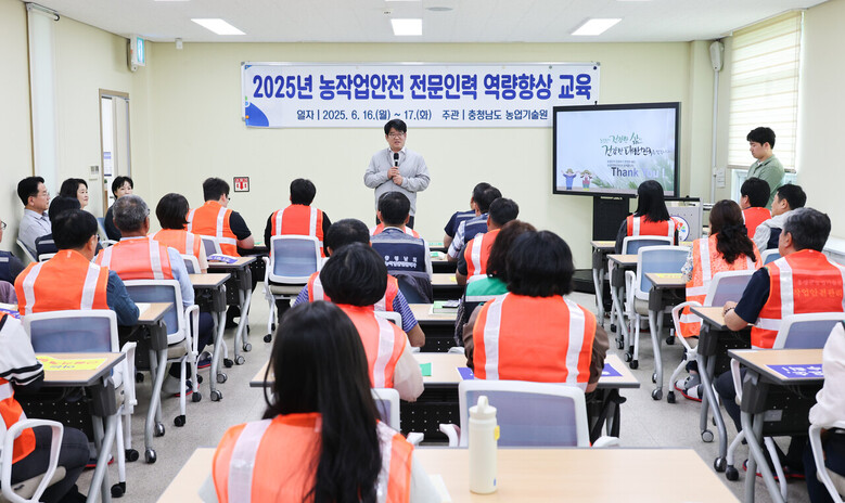 17일 충남 예산군 충남농업기술원에서 권재한 농촌진흥청장과 참석자들이 ’농업인 안전365 캠페인‘ 안전실천 챌린지를 실시했다. (농촌진흥청 제공)