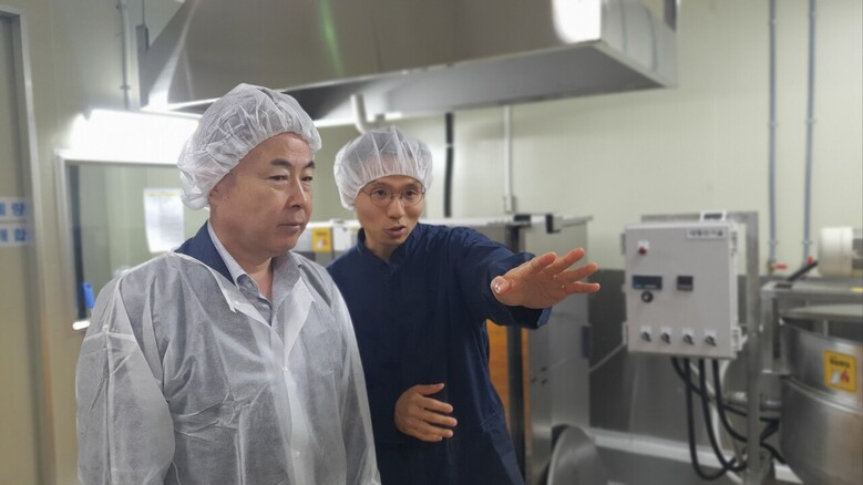 인삼특작부장(왼쪽) 버섯 활용한 고기 대체식품 개발 산업체 방문